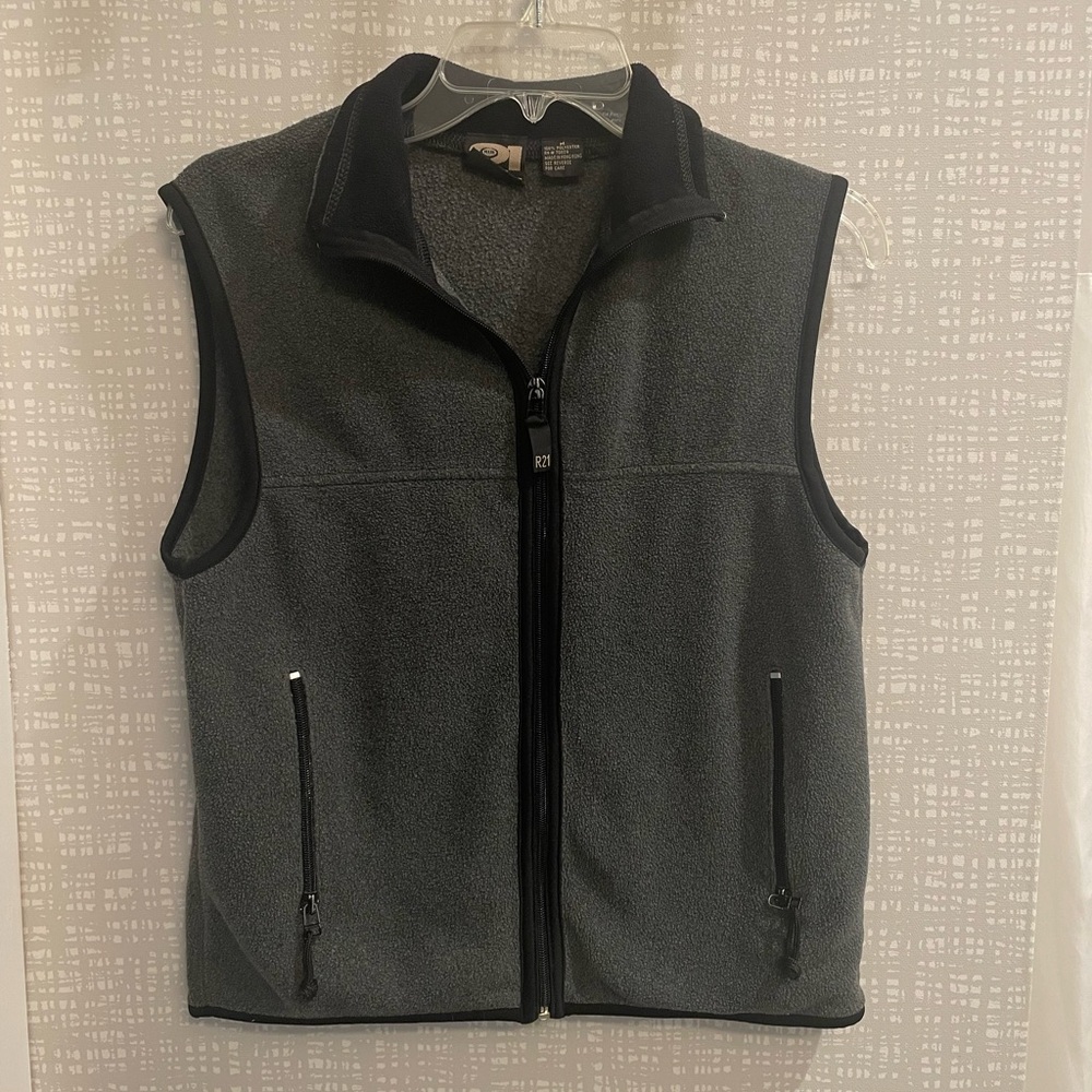 Rue21 Gals Gray Fleece Vest with Pockets, Size Medium‎